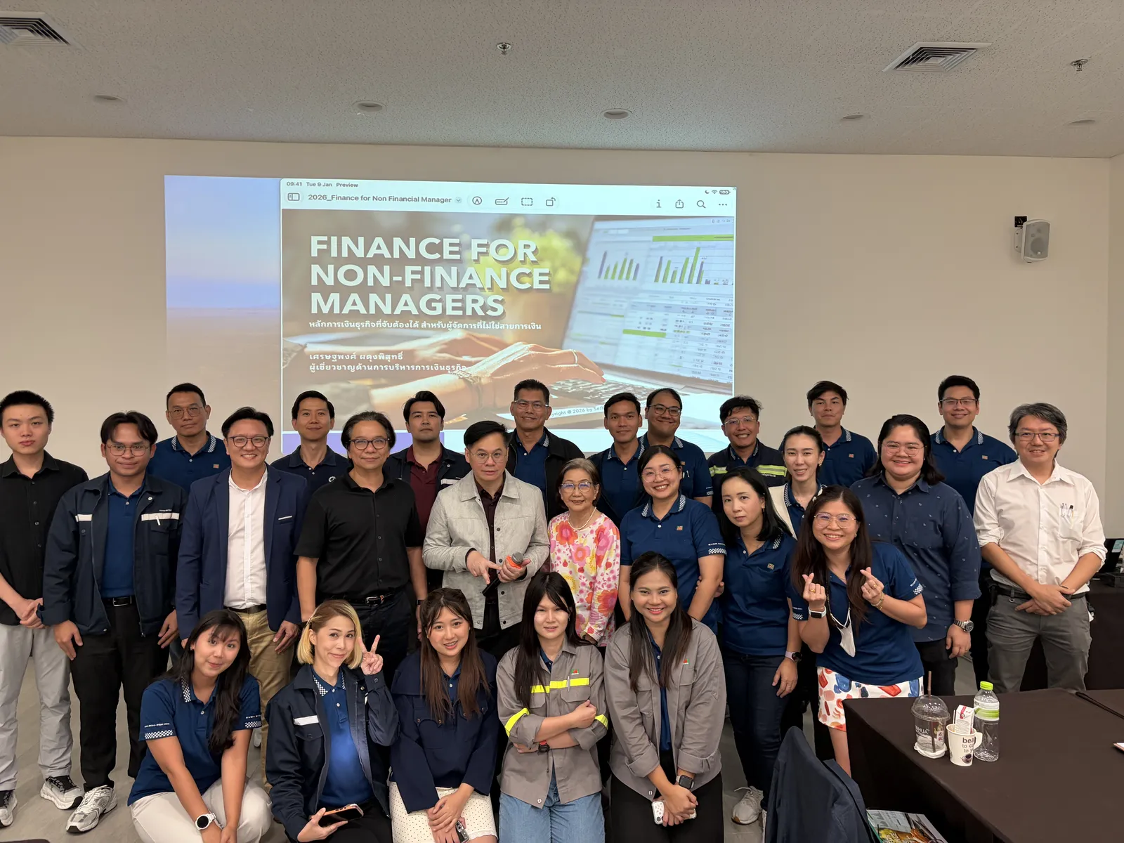 ผู้เข้าอบรมหลักสูตร Finance for Non-Finance Managers จาก Acme International ถ่ายภาพร่วมกับวิทยากร เศรษฐพงศ์ ผดุงพิสุทธิ์ จัดโดย Key Solutions Training