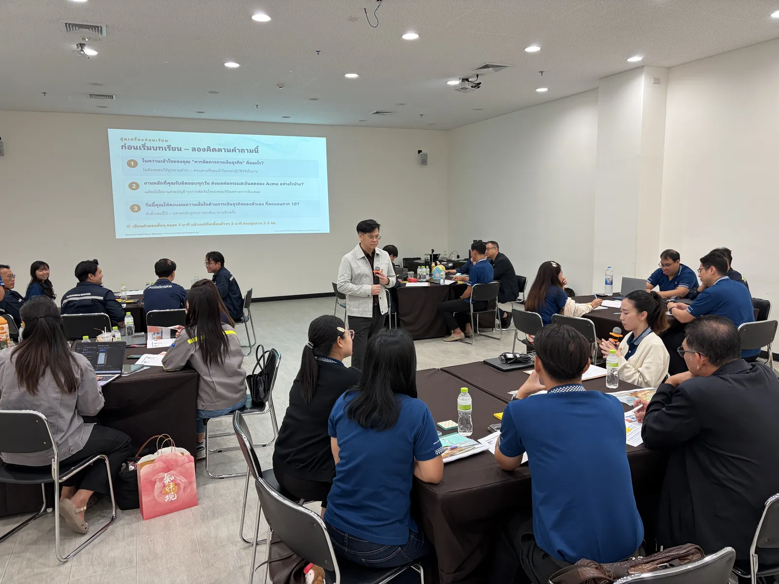 ผู้เข้าอบรม Finance for Non-Finance Managers ร่วมกิจกรรมกลุ่ม ตอบคำถามอุ่นเครื่องก่อนเริ่มบทเรียน