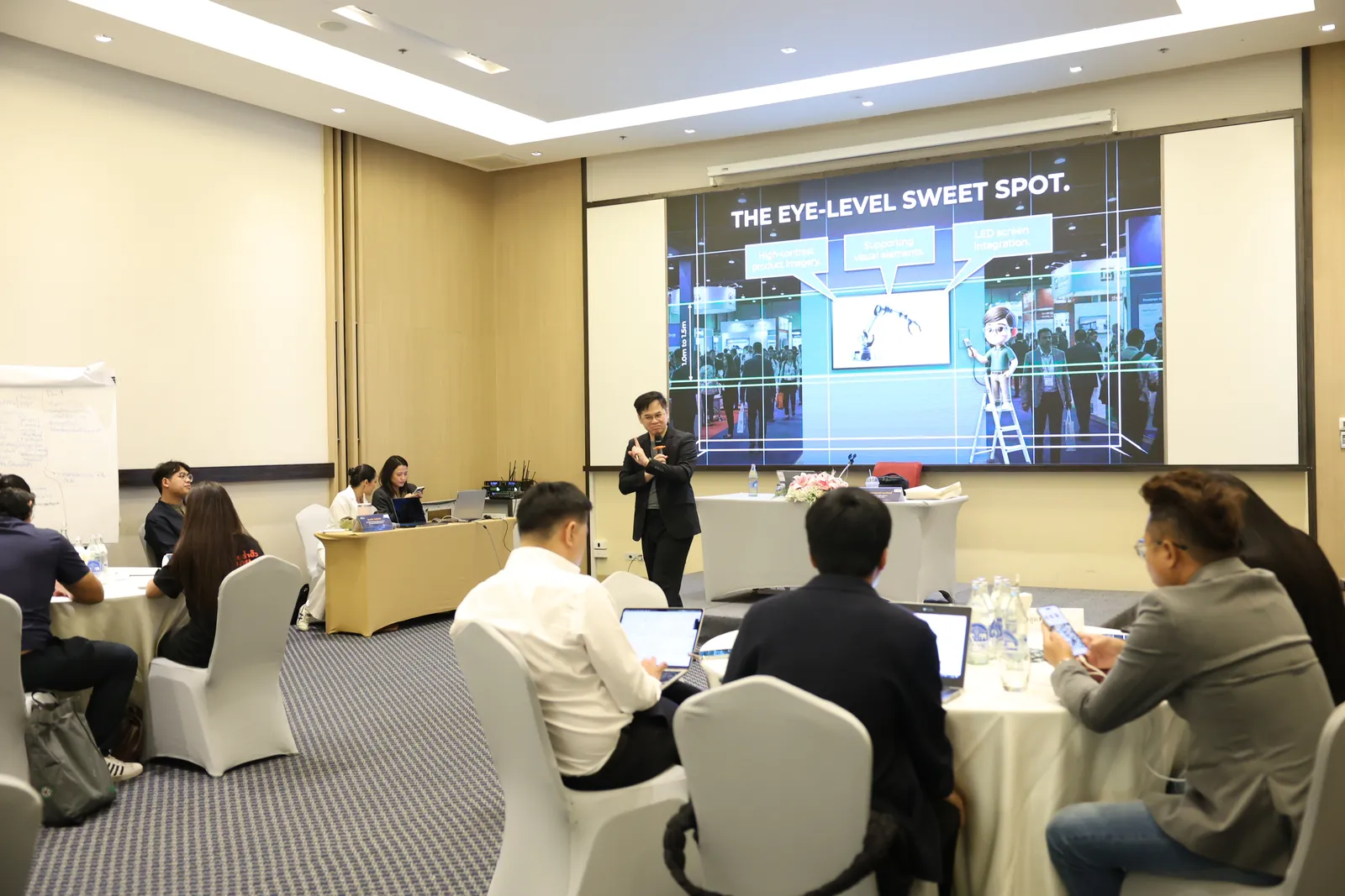 สไลด์ The Eye-Level Sweet Spot ระดับสายตา 1.0 ถึง 1.5 เมตร สำหรับบูธงานแฟรนไชส์