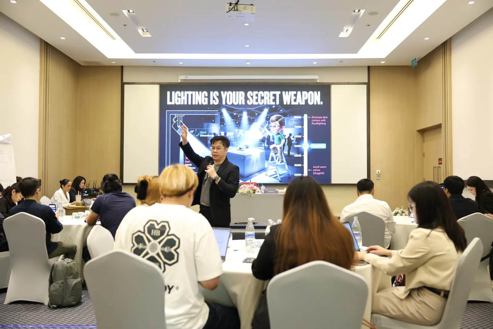 สไลด์ Lighting is your secret weapon การจัดแสงบูธงานแฟรนไชส์ ในเวิร์กช็อปของ Gnosis Advisory