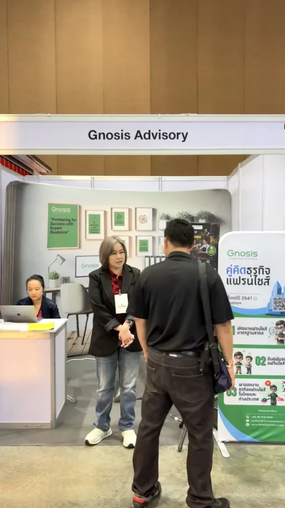 คุณแก้วตา ผดุงพิสุทธิ์ ผู้บริหาร Gnosis Advisory ให้ข้อมูลผู้เข้าชมบูธ งาน Restech Expo 2026