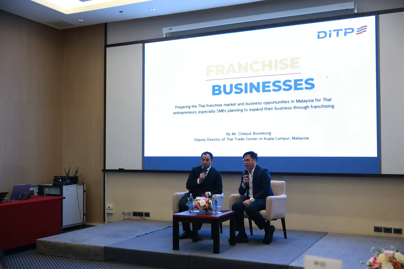 วงสนทนา Malaysia Market Compass ระหว่าง ชัยยุทธ บุญคง สคต. กัวลาลัมเปอร์ และ เศรษฐพงศ์ ผดุงพิสุทธิ์ ในหลักสูตร Thai Franchise Towards Global 2026