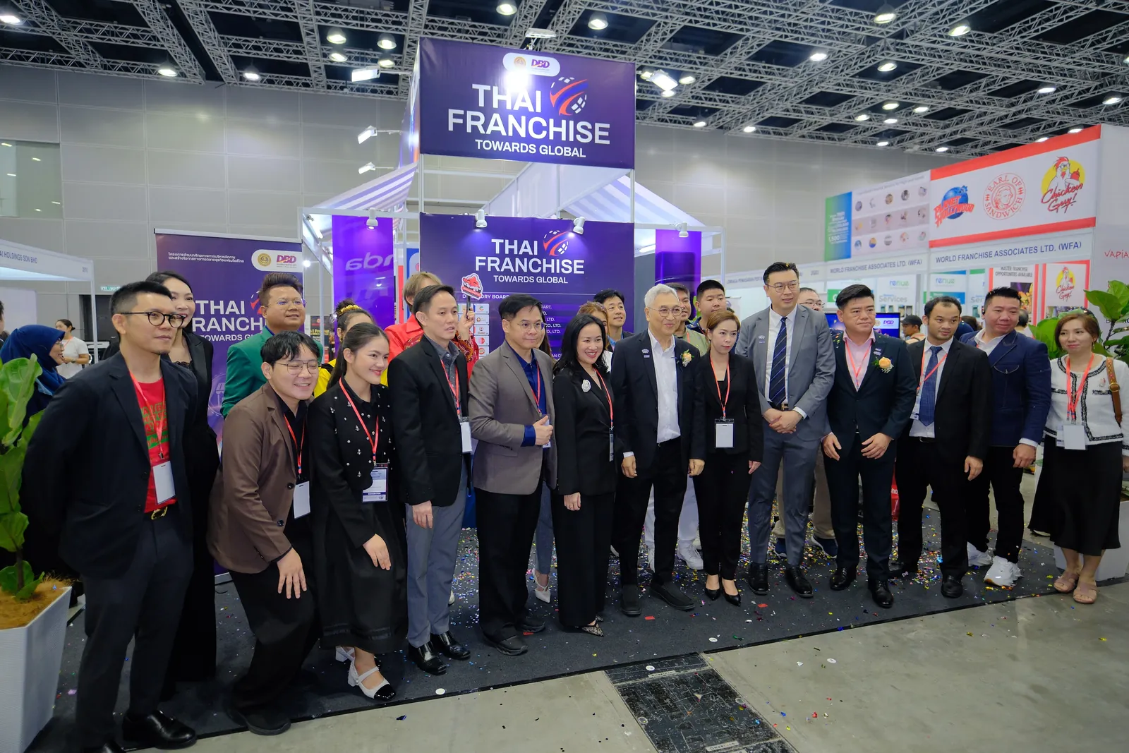 ผู้แทนกรมพัฒนาธุรกิจการค้า ฝ่ายการพาณิชย์ MRCA และผู้ประกอบการแฟรนไชส์ไทย 12 แบรนด์ ถ่ายภาพร่วมกันที่ Thai Pavilion งาน Franchise Expo Malaysia 2026 KLCC